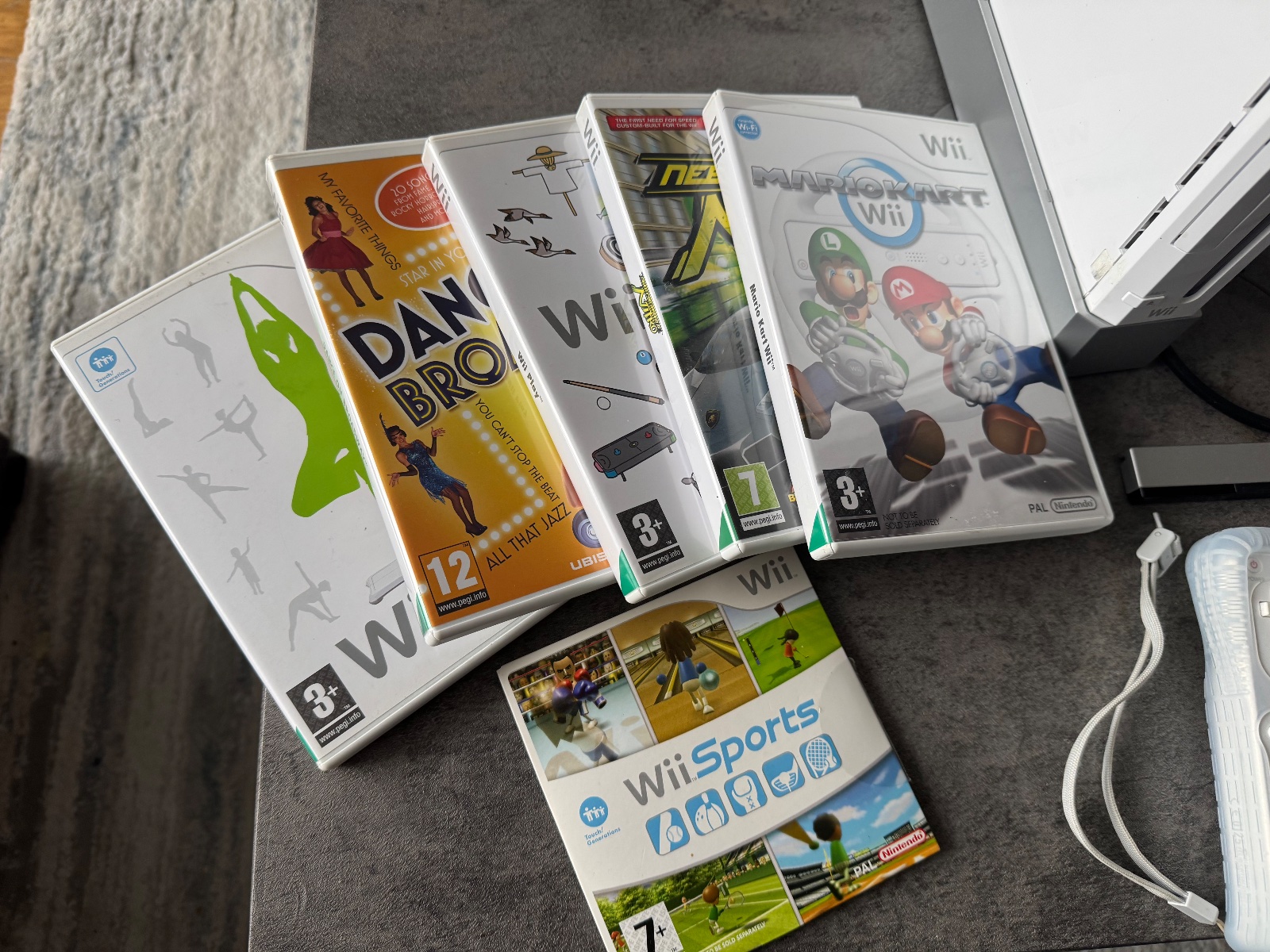Nintendo Wii Console Bundle – Mario Kart, Wii Sports + HDMI Adapter — photo 2