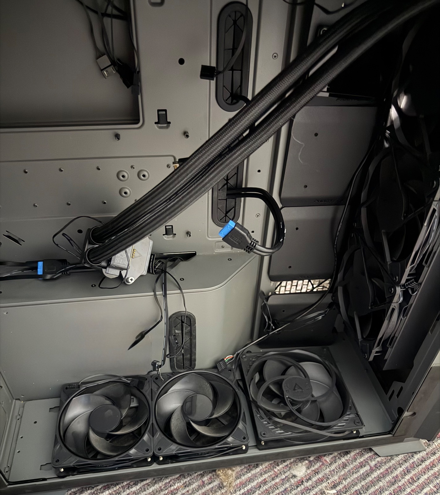 Phanteks Enthoo 719 with fans installed — photo 4