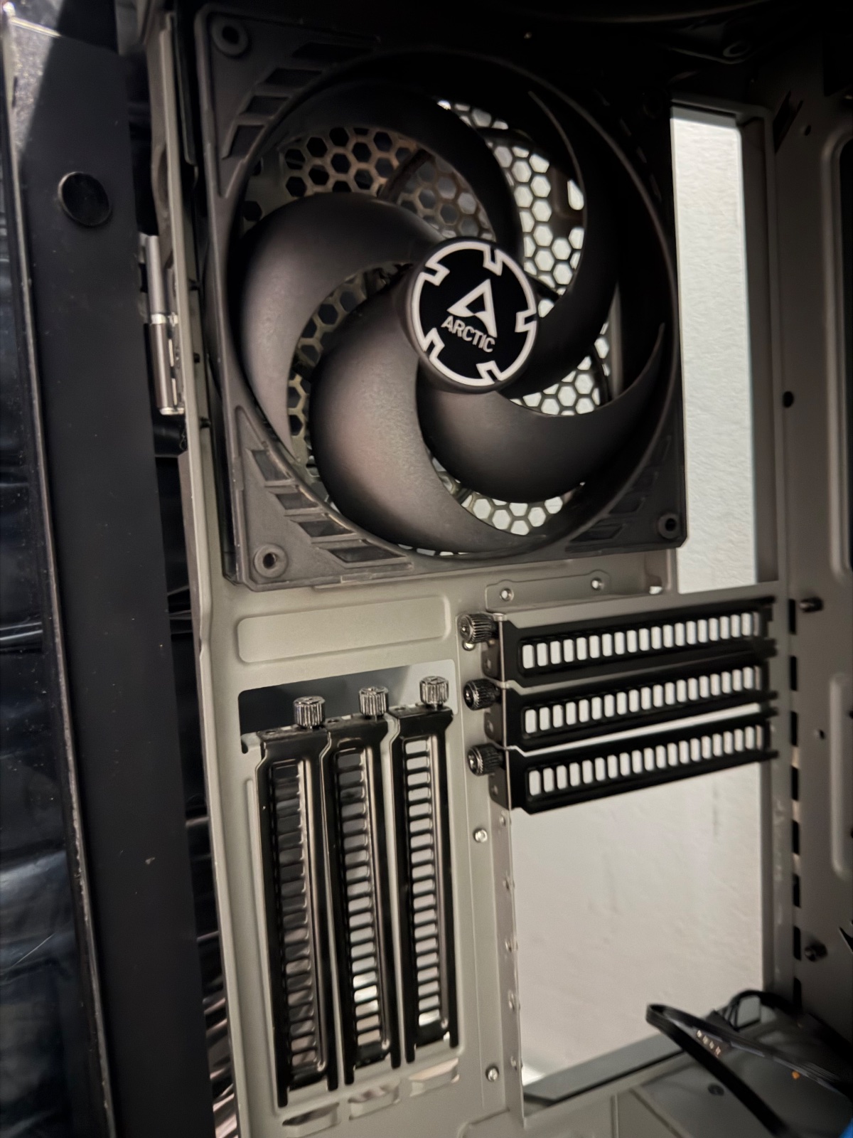 Phanteks Enthoo 719 with fans installed — photo 6